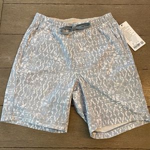 Lululemon men’s small 8” Bowline shorts